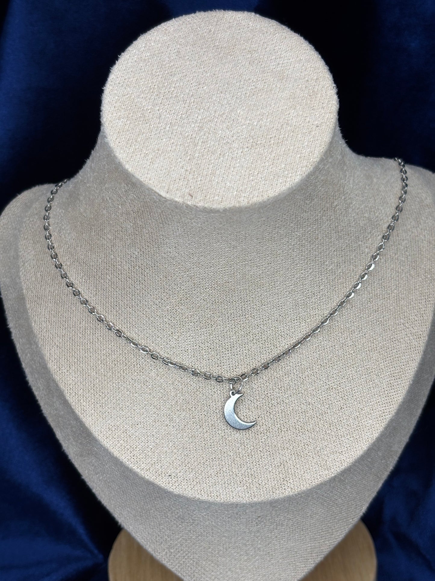 „Moon Witch Sisters“ Edelstahl Kette mit einem Mond Anhänger
