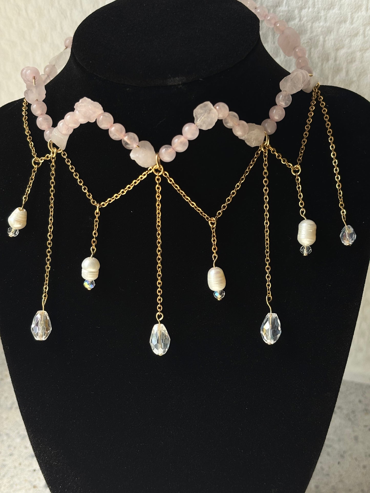 „Aphrodite“ - Rosenquarz, Süßwasser Perlen Choker